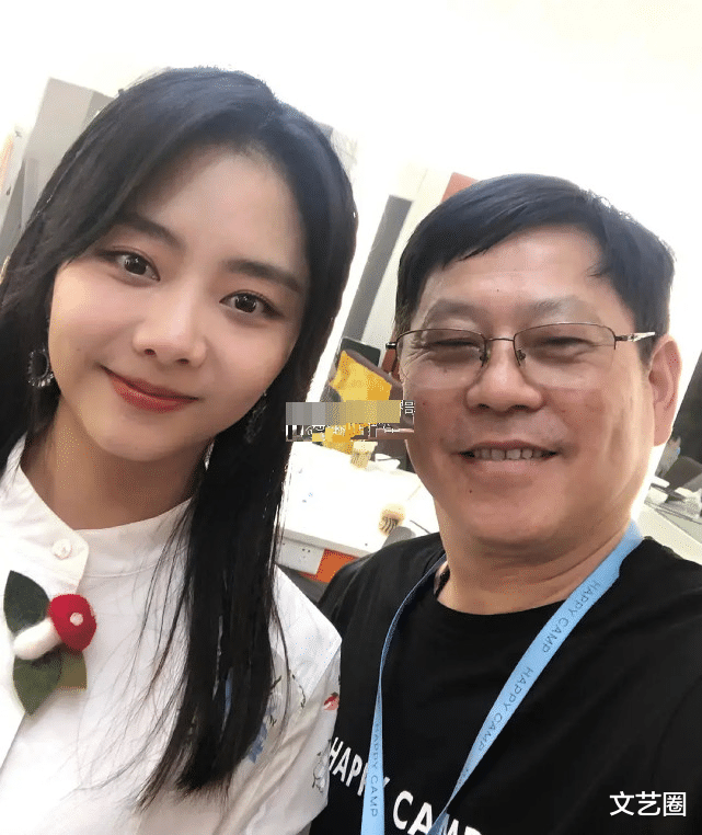 迪丽热巴|26位当红女星未修图曝光，与同一位工作人员合影，热巴惊艳赵丽颖温柔