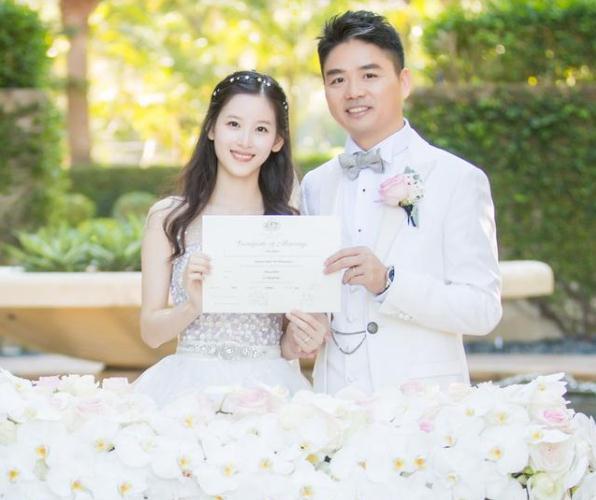 章泽天|章泽天罕见晒与女儿合照，5岁女儿戴蝴蝶结看表演，被夸像姐妹花