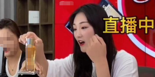 朱之文|大衣哥儿媳罕晒性感照！穿高开衩裙秀白细腿，自曝彩礼只有十几万