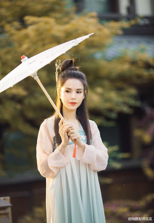 长裙|?又被李若彤惊艳到了，穿白色长裙配高马尾好减龄，55岁美得像姐姐