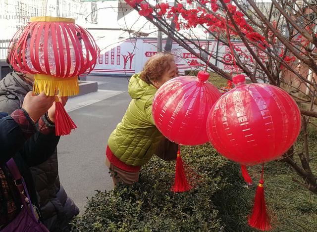 北京日报客户端 新春走基层｜居民齐动手，扮靓社区迎新年