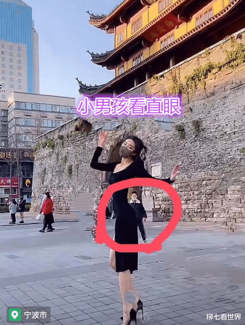 美女穿着清凉，在宁波鼓楼前跳舞极具诱惑，网友：封杀才好