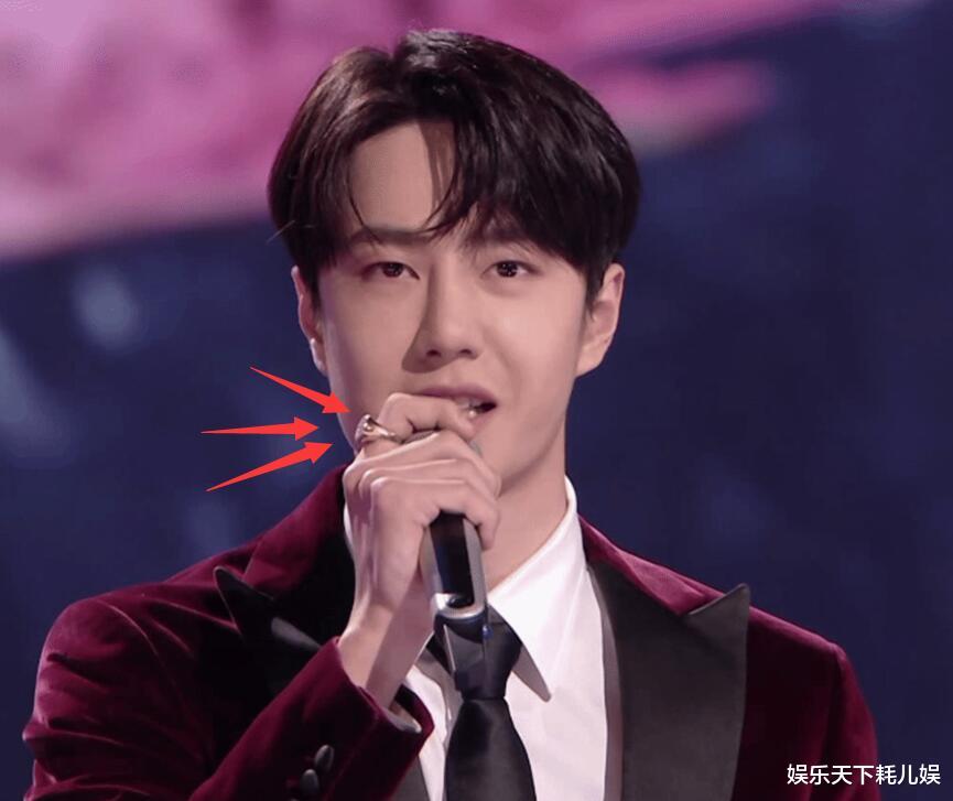 张艺谋|王一博湖南卫视跨年演唱会卖货，穿红丝绒西装口播好强，戴《天天向上》戒指破防了