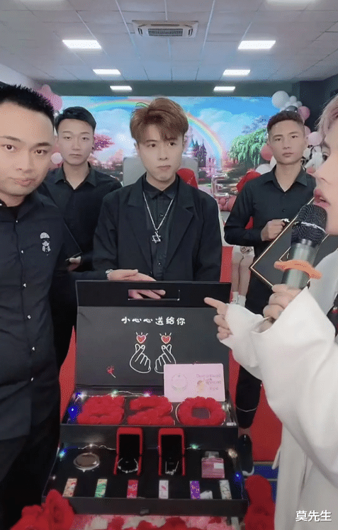 带货|网红称520万订婚女友，订婚现场秒变带货，三支口红50元谁敢用？