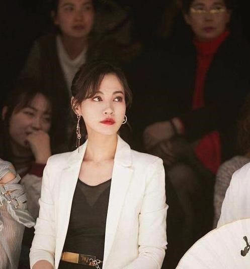 Angelababy|40岁“江玉燕”复出，却让baby无所适从，网友：还是正版的好看！