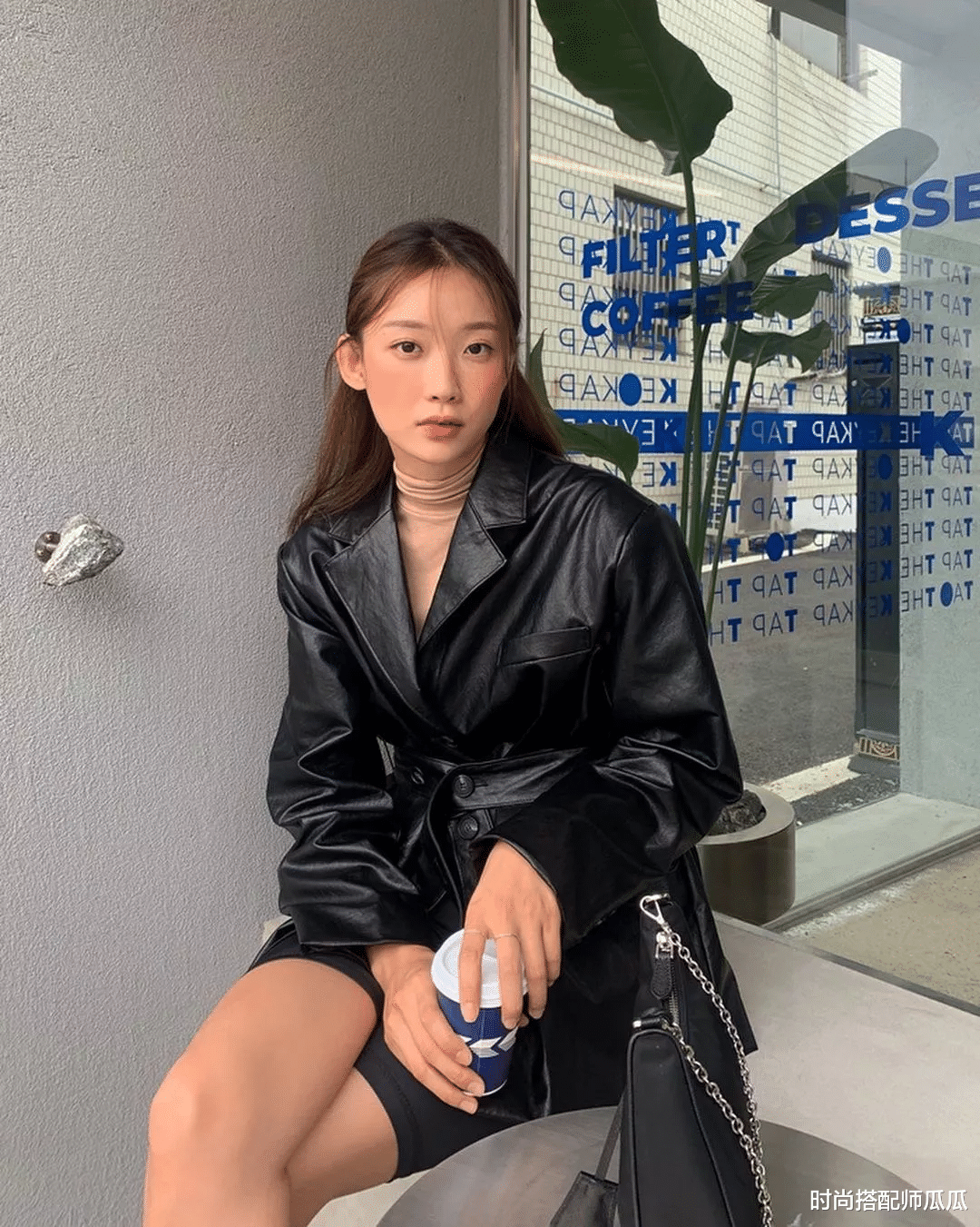 时尚搭配师瓜瓜 是时候穿“高领衫”了，今年这3件正流行，照着穿时髦显瘦还高级