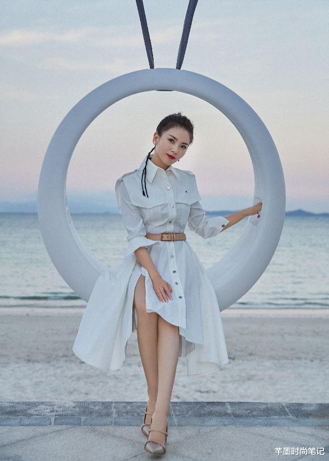 穿衣搭配|刘涛度假穿搭都这么正式？一袭白色荷叶百褶裙，穿出花仙子浪漫范