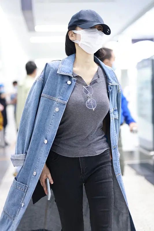 淘鱼时尚 许晴走机场也不低调，穿紧身针织衫曲线真够抢眼，这身材太招摇