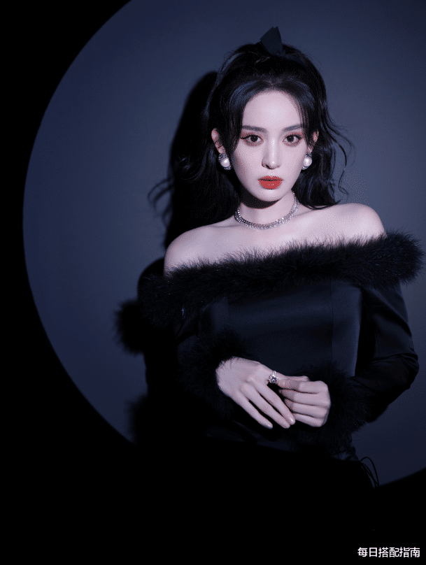 每日搭配指南 娜扎真不愧是“异域”美人，穿黑天鹅套装优雅大气，这颜值太绝了