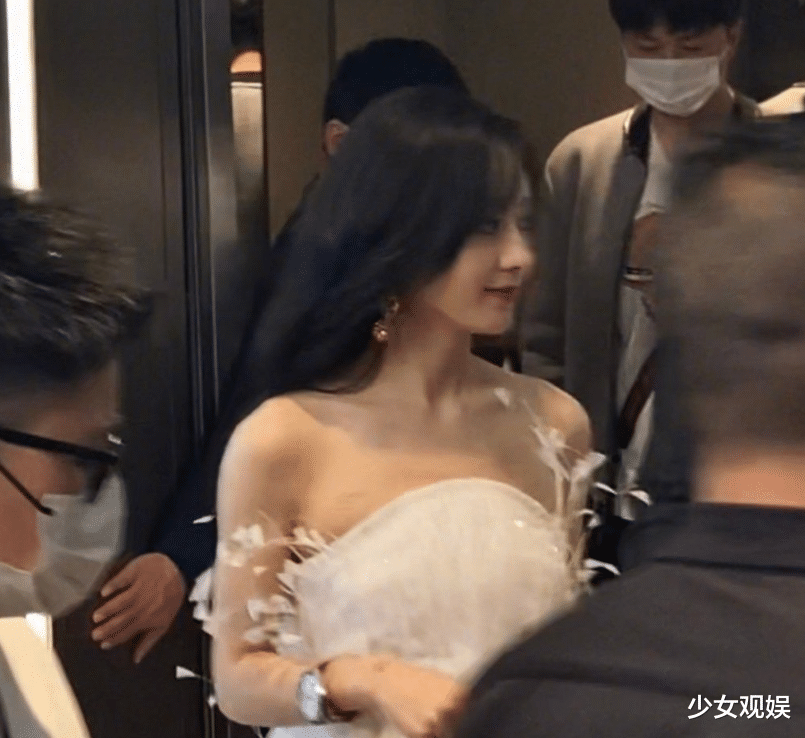 赵丽颖|赵丽颖现实生活中美不美？落地商场搞宣传，路人的举动成焦点