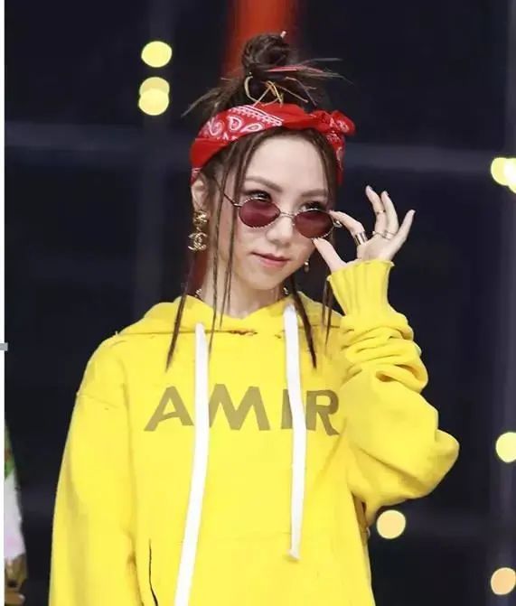 邓紫棋|时隔那么多年邓紫棋再穿黑丝皮裤，但这次一点都不辣眼睛呀！