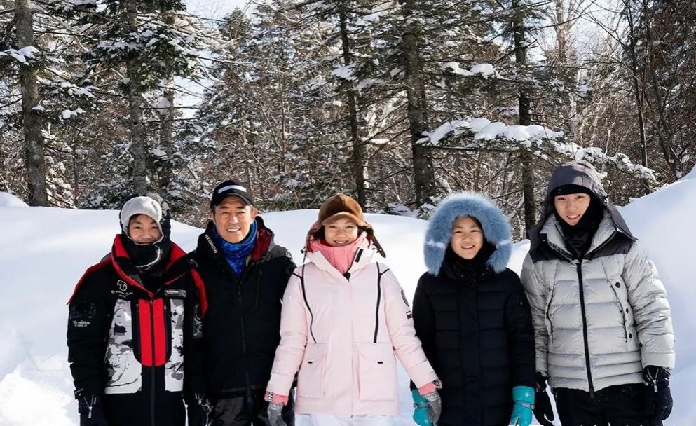 陈婷|张艺谋一家五口雪村度假，陈婷穿白羽绒服好美，女儿站一旁黑不少