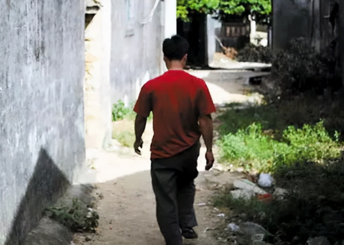 男子才出监狱又犯案，为上车牌杀人抢劫，潜逃一年被抓获