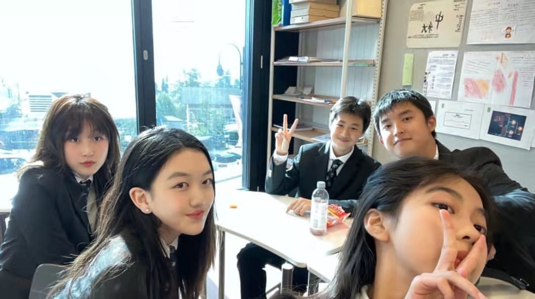 时尚风行派 15岁李嫣紧跟潮流!走纯欲风穿搭秀锁骨太成熟,时尚品味赢过王菲