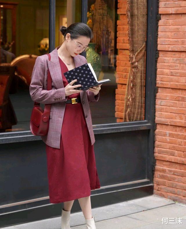 穿衣搭配|职场穿搭不要只会西装配西裤，可以尝试其他的风格，别有一番风味