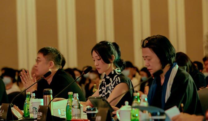 方脸妹说时尚|周迅罕见参加电影人酒会，高调穿丝袜配彩虹短裙，面色红润超富态