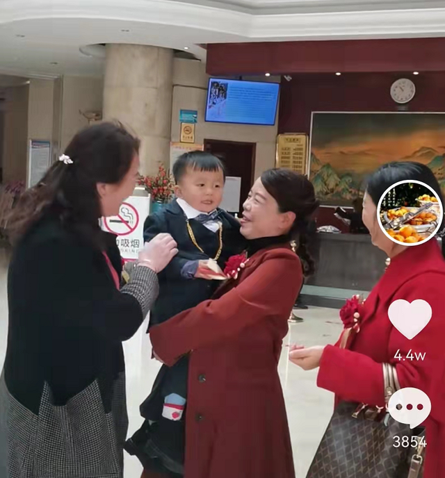 杨紫|错换人生28年：奇奇迎来人生的高光时刻，他亲密与舅妈伴娘团互动