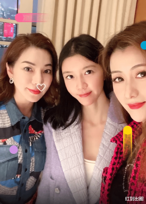 当红女星|Baby参加晚宴合照曝光，妆容太浓风格似网红，身边姐妹个个是富婆