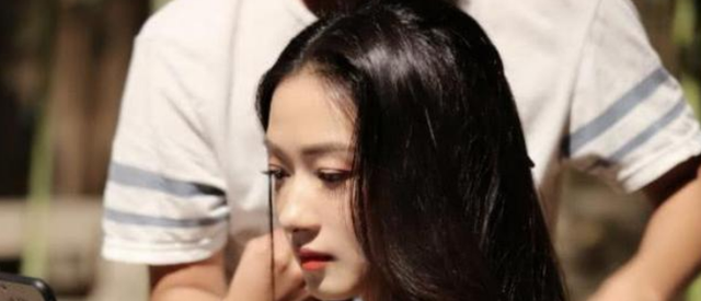 万茜|万茜晒升级版“亚洲蹲”，网友争相模仿，直呼：腿快断了，太难了