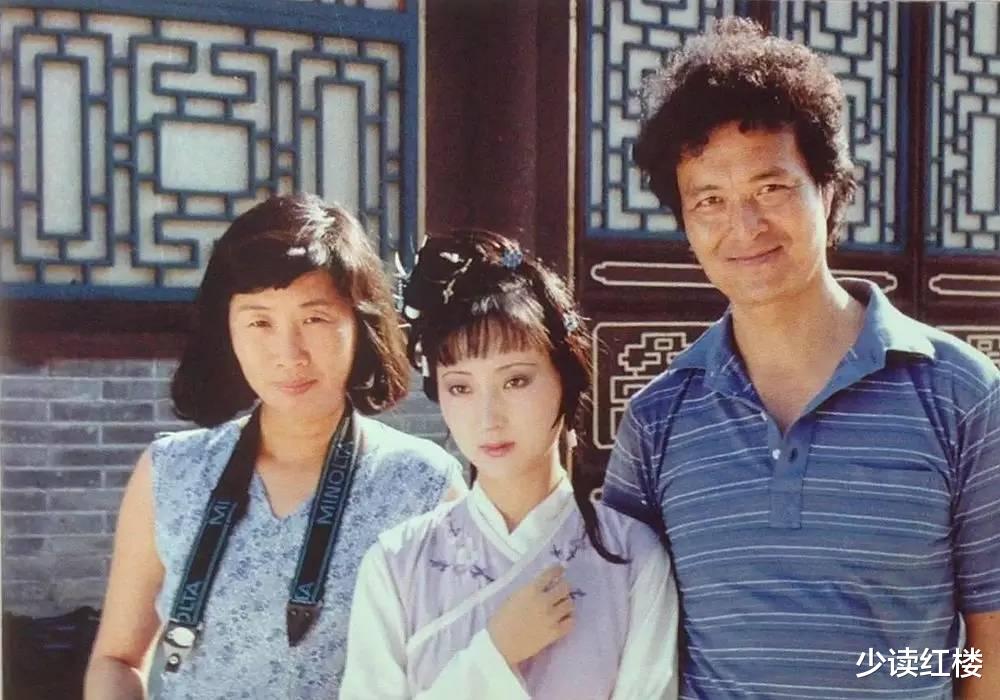 陈晓旭|陈晓旭与身边朋友罕见合影，脱下戏装的她，人群中依然惊艳