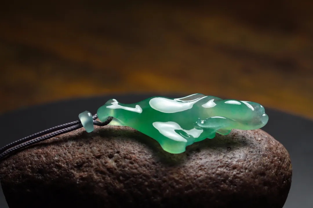 翡翠|翡翠戴久了发黄？是什么原因？