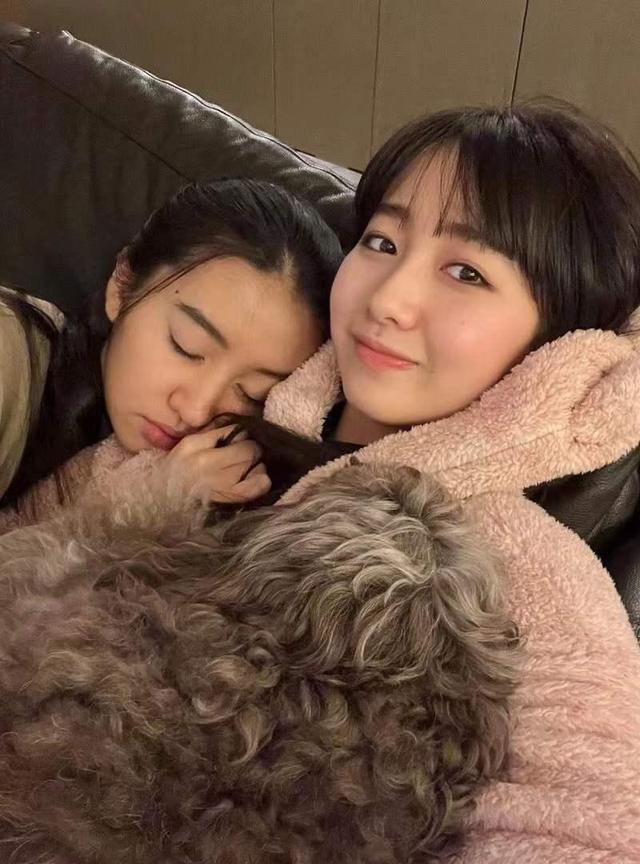 双下巴|木村拓哉20岁长女自曝丑照，双下巴毫无包袱特别可爱，长卷发软萌