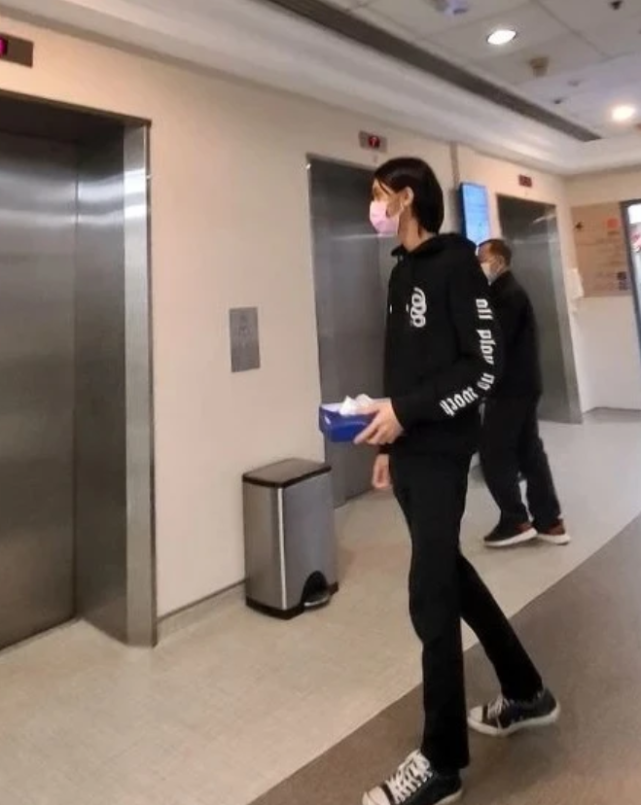 吴孟达|吴孟达儿子现身灵堂，独自提前打点接待宾客，满脸憔悴面露不舍