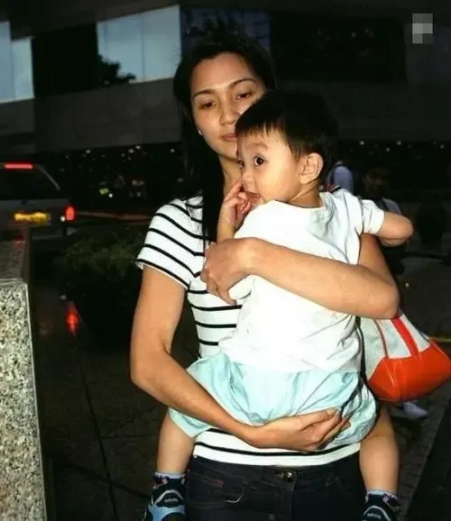 洪欣|艾小羊：原谅出轨老公两年后，她混这么惨了