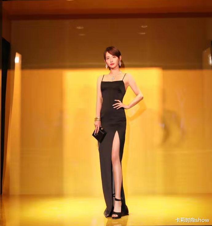 张嘉倪|张嘉倪瘦成“辣妈圈顶流”,穿黑裙现身薇娅直播间,颜值好少女