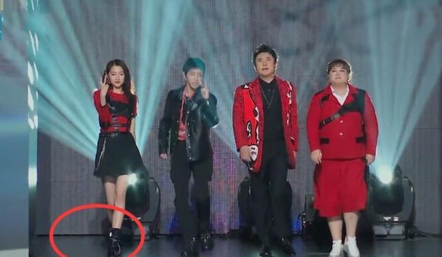 冯绍峰|关晓彤和华晨宇站一起，谁注意她穿的鞋？是对男方身高最大的尊重