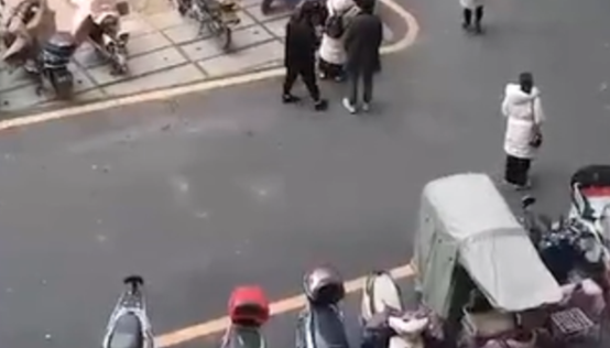 楼宇看世界 疑似被批评，孩子窗户跳楼，母亲直哭晕倒