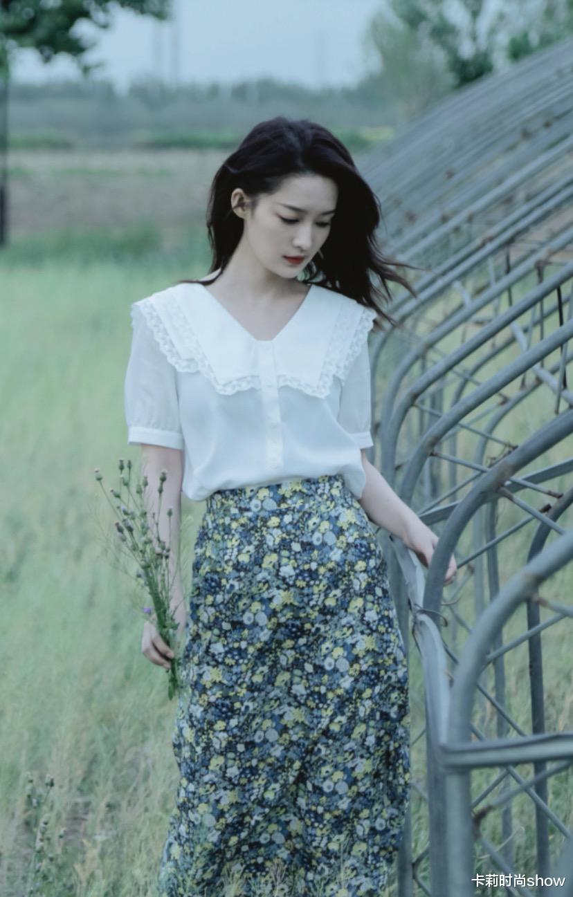 卡莉时尚show|“时髦精”李沁太会穿，花领衬衫配碎花裙，气质清新好淑女