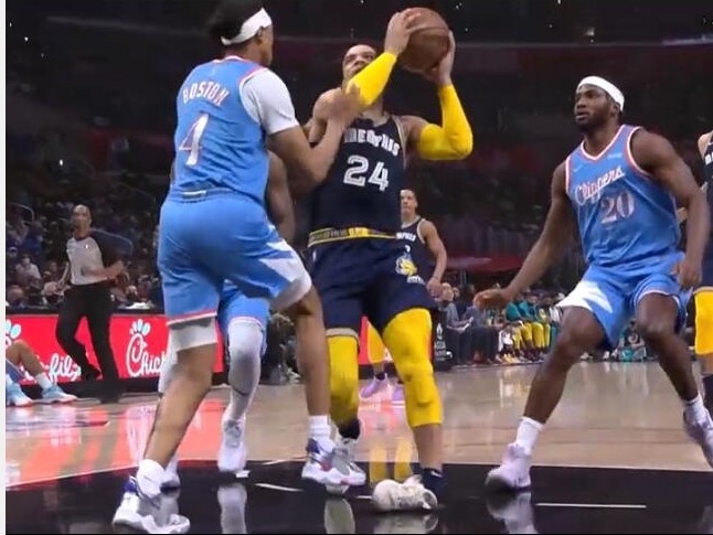 灰熊隊(duì)|官宣傷退！灰熊悍將腳踝90度嚴(yán)重扭傷，左腳無法落地被攙扶離場