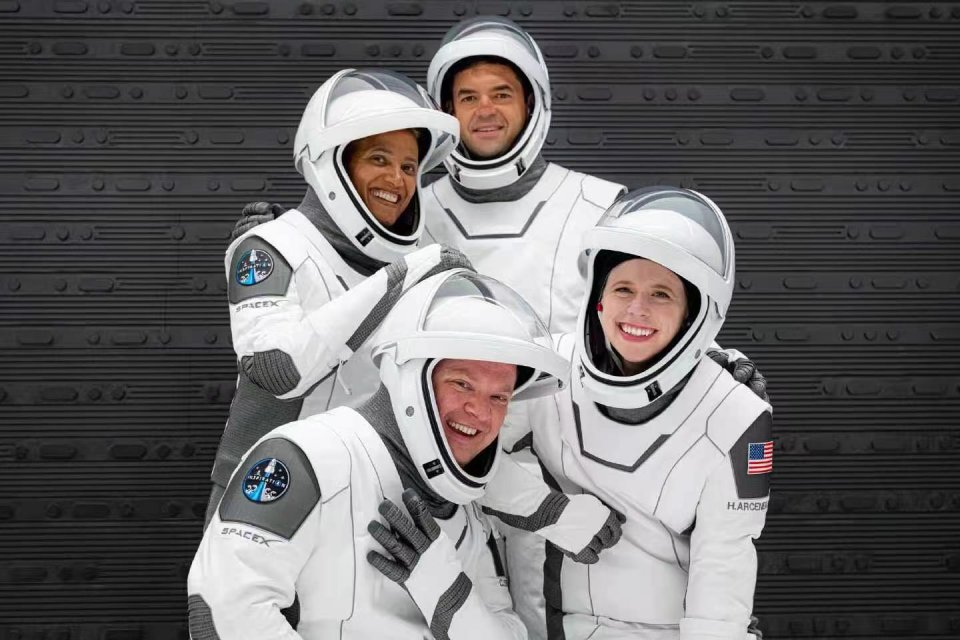 太空 在绕行地球飞行约三天后 美国全平民“太空旅行团”安全返回地球