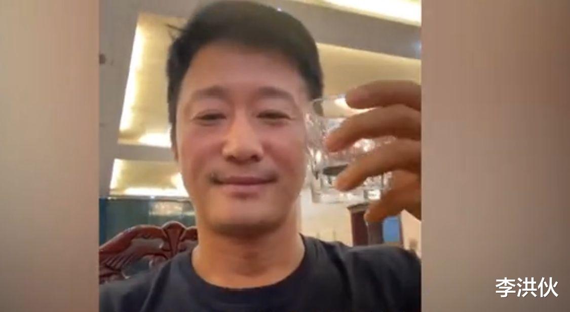 吴京|吴京庆功宴大口喝酒，国庆节两部电影票房已破34亿，难掩兴奋之情