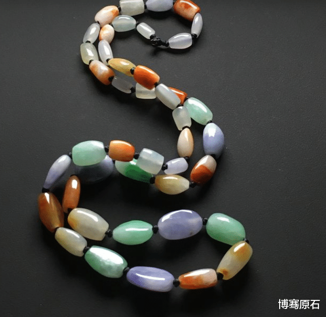 林志玲|靓丽的翡翠衬得林志玲仪态万千，好的单品总能为人的美貌大大加分