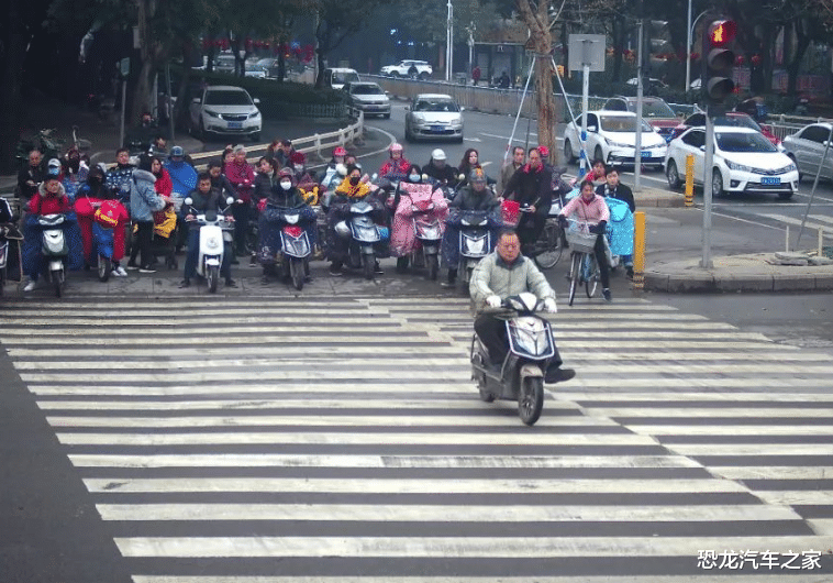 电动车突然横穿马路,与轿车发生碰撞,女子当场被撞飞好几米
