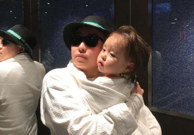 哑铃妈妈|砸50万生下5国混血儿的单身女性，现状如何？没辜负当初的决定