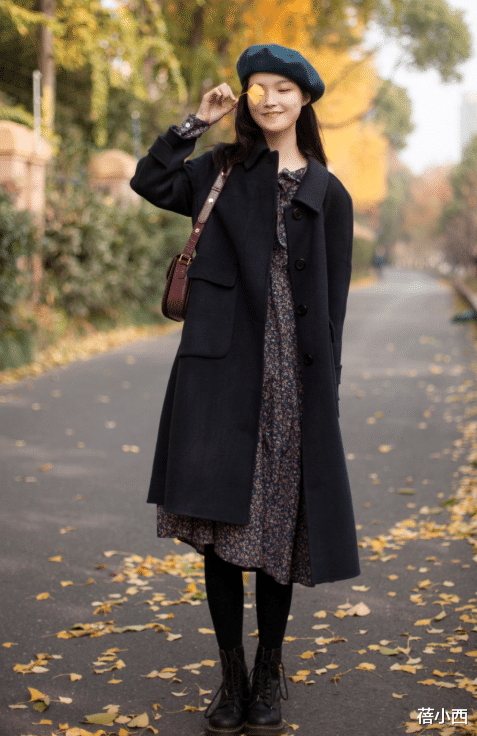 蓓小西 “大衣+碎花裙”今年最火cp,优雅又温柔,爱美的小姐姐都穿上了