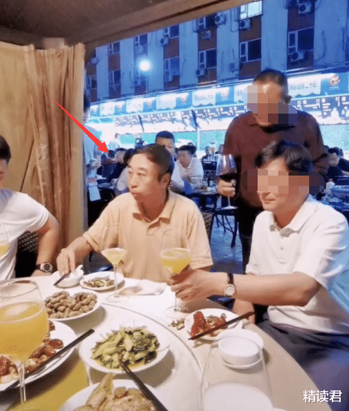 冯巩|64岁冯巩饭局私照流出，打脸多少人：层次越高的人，越懂得谦卑