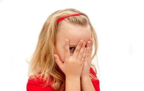 哑铃妈妈|女孩在路上来“初潮”，白裤子都染红了还不知，幸得暖心阿姨相助