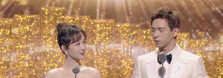 赵丽颖|赵丽颖杨紫一起走下台，请注意李现的反应，区别对待好明显