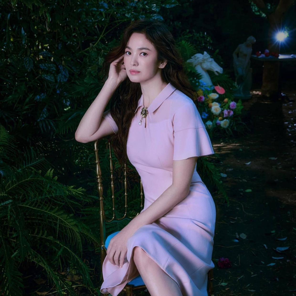 何有强|宋慧乔的原装身材真靓，黑色上衣配半身裙知性干练，时髦大气