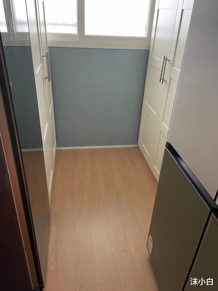 |晒她80小房子，主卧改成客厅，自己睡4㎡房间，开门就躺下！爱了