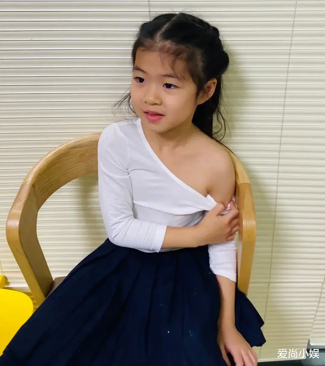 程潇|章子怡晒女儿醒醒打疫苗的照片，此照片一流出，引起网友们热烈讨论