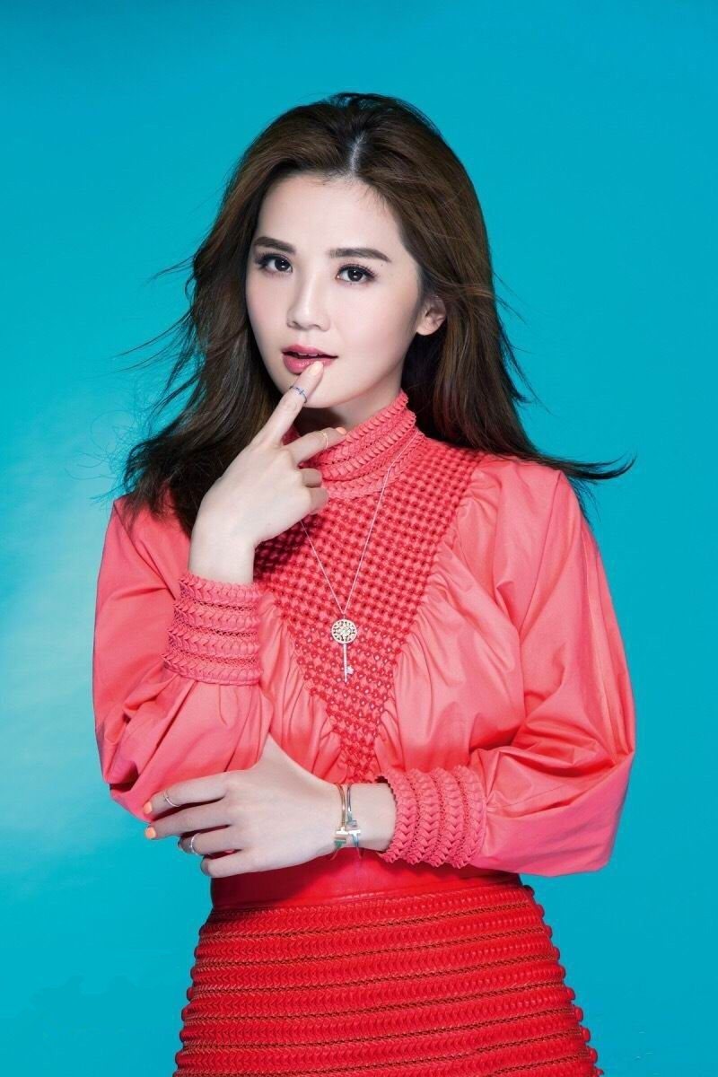 何有强|蔡卓妍颜值高又会穿，黑色挂脖上衣配半身裙成熟精致，高挑时髦
