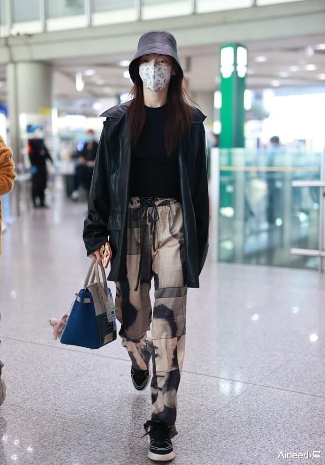 Ainee小屋 金晨把夹克穿出了高级感，配印花裤显得率性又时尚，藏不住精致感