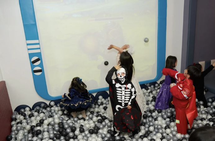 佟丽娅|董璇带女儿在自家亲子餐厅过万圣节，佟丽娅母子同现身，感情真好