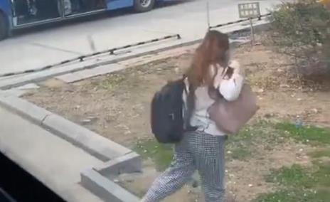因嫌弃每月1万生活费不够用,女留学生发帖骂父,父亲哀求别骂了