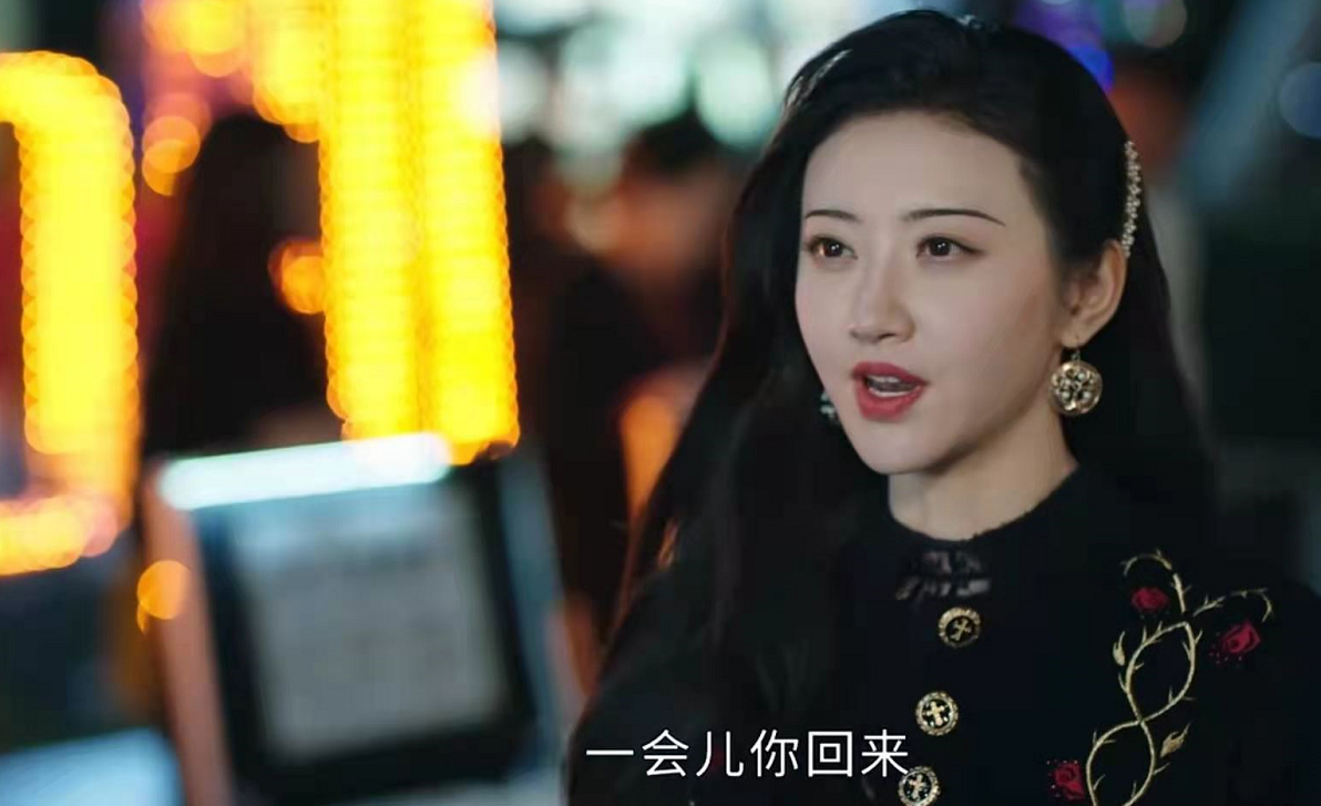 白金|《司藤》白英复活再次出场，相貌身形都发生改变，和白金关系很好，根本不是景甜演的